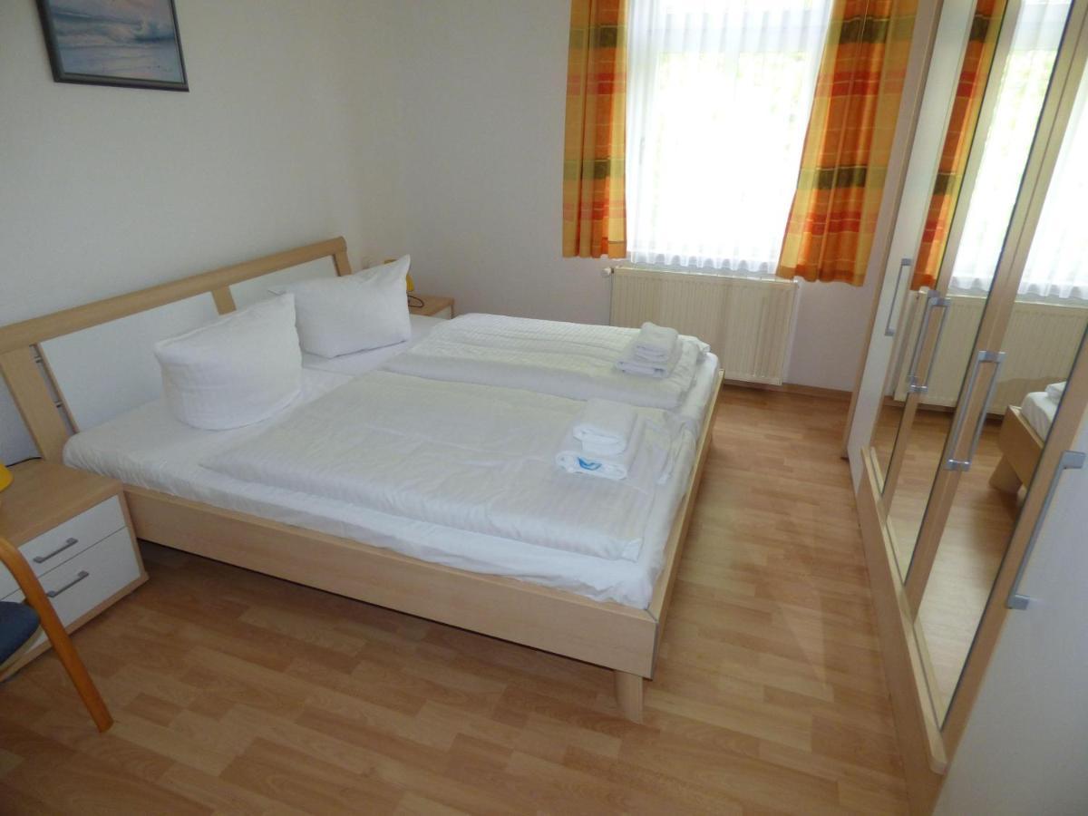 Sonnige-Ferienwohnung-100Qm-Im-1-Obergeschoss-Der-Villa-Walhall-In-Einem-Parkaehnlichen-Garten Sellin  Exterior photo